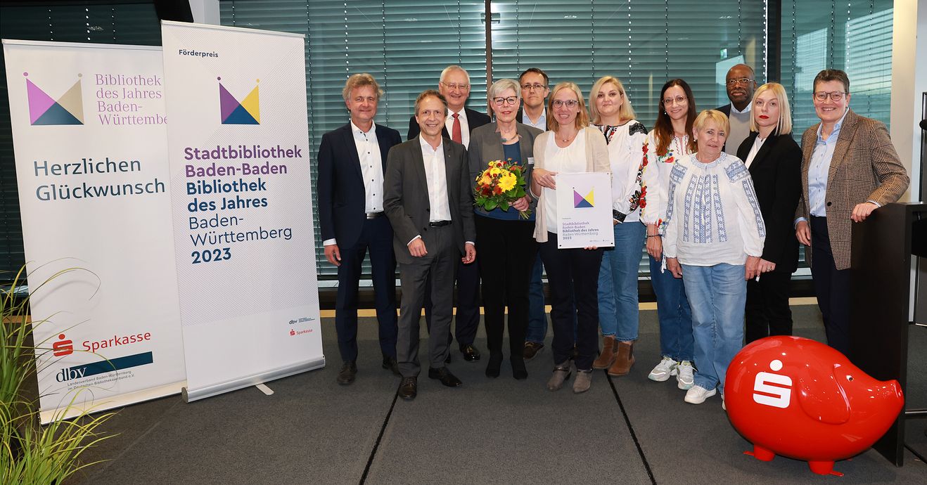 Foto: Wolfgang List | Dr. Frank Mentrup (Präsident des Deutschen Bibliotheksverbandes e.V., dbv), Roland Kaiser (Bürgermeister Stadt Baden-Baden), Peter Schneider (Präsident Sparkassenverband Baden-Württemberg), Sigrid Münch (Leiterin Stadtbibliothek Baden-Baden), Olivier Baillard (Ehrenamtlicher Deutsch-Französische Vorlesereise), Ilka Hamer (Leiterin Kinderbibliothek), Olena Kuriadenko (Maidan e.V.), Iryna Stadnytska (Maidan e.V.), Svetlana Morozova (Maidan e.V.), Felix Aithnard (Afrikanische Literaturen), Olena Kuradenko (Maidan e.V.), Susanne Burg (Stv. Vorsitzende Sparkasse Baden-Baden/Gaggenau)